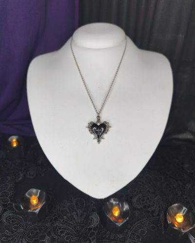 colar-gotico-coracao-amaldicoado-pingente-preto-prata.jpg