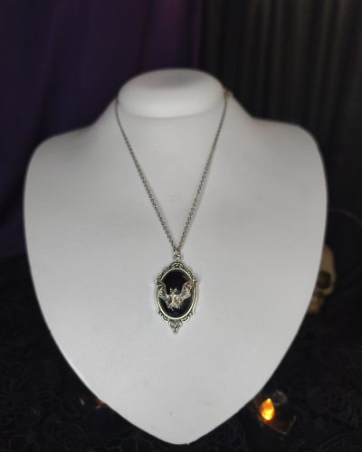 colar-gotico-camafeu-morcego-pingente-oval-prateado.jpg