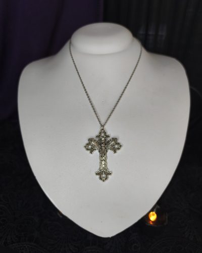 colar-gotico-cruz-sombria-detalhada-caveira-folhagens-envelhecido.jpg
