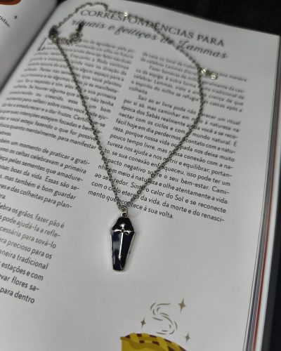 colar-gotico-caixao-negro-mini-pingente-preto-cruz.jpg