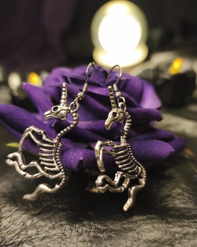 brinco-gotico-esqueleto-unicornio-memento-mori.jpg