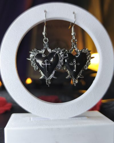 brinco-gotico-coracao-enamorado-preto-prateado-sagrado.jpg