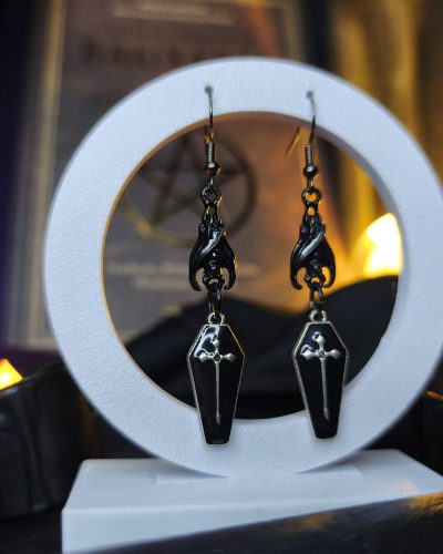 brinco-gotico-morcego-caixao-vermelho-vampirico.jpg