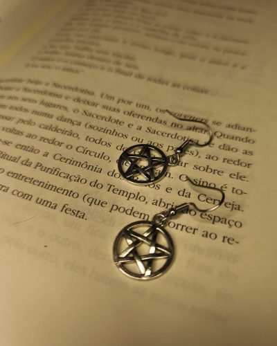 brinco-gotico-mini-pentagrama-wicca-protecao.jpg