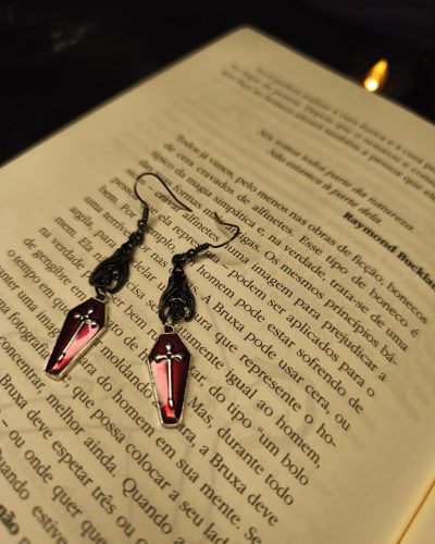 brinco-gotico-caixao-morcego-vermelho-vampirico.jpg