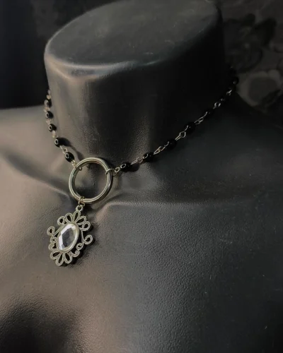 Colar de miçanga preto com pingente estilo medalhão vitoriano e argola prateada.