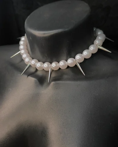 Choker de miçanga perolada com spike prateado e pingente ornamental roxo.