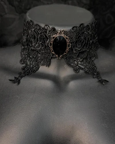 Gargantilha de renda preta trabalhada com medalhão prateado