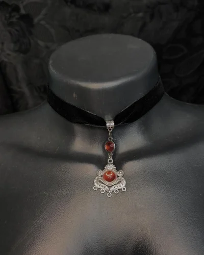 choker-de-veludo-preto-pingente-vitoriano-gota-vermelha.jpg
