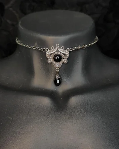 Gargantilha vitoriana com gota preta e base prateada ornamental