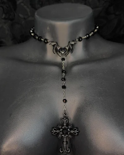 Rosário gótico de morcego prateado com conector de asas e cruz detalhada pendente.