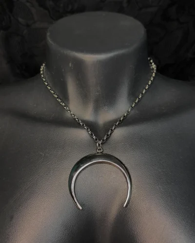 Colar de lua crescente prateado com pingente em formato de meia-lua e corrente de elos.