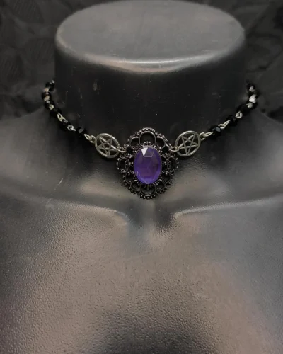 Gargantilha de miçangas com pentagramas prateados laterais e medalhão central com cristal roxo.