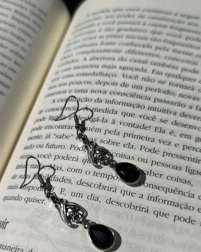 brinco-morcego-gota-preta-liga-metalica.jpg